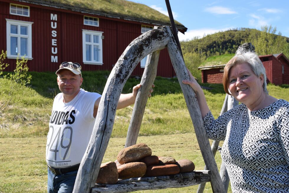 Museumsvert Bjørn Ståle Tapio og museumsleder Elisabeth Erke ønsker velkommen til sommersesongen.
 Foto: Birgitte Wisur Olsen
