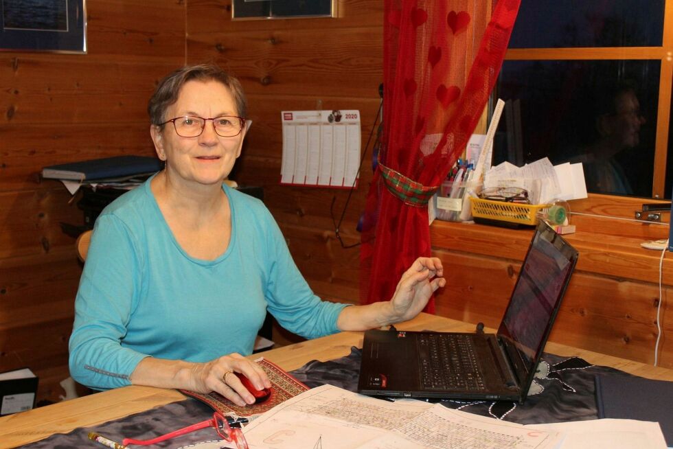 Her jobb­er Frøy­dis Bet­ten med det uløn­ne­de ar­bei­det sitt, fra hjem­met sitt i Goaskinvárri.
 Foto: Randi Irene Losoa