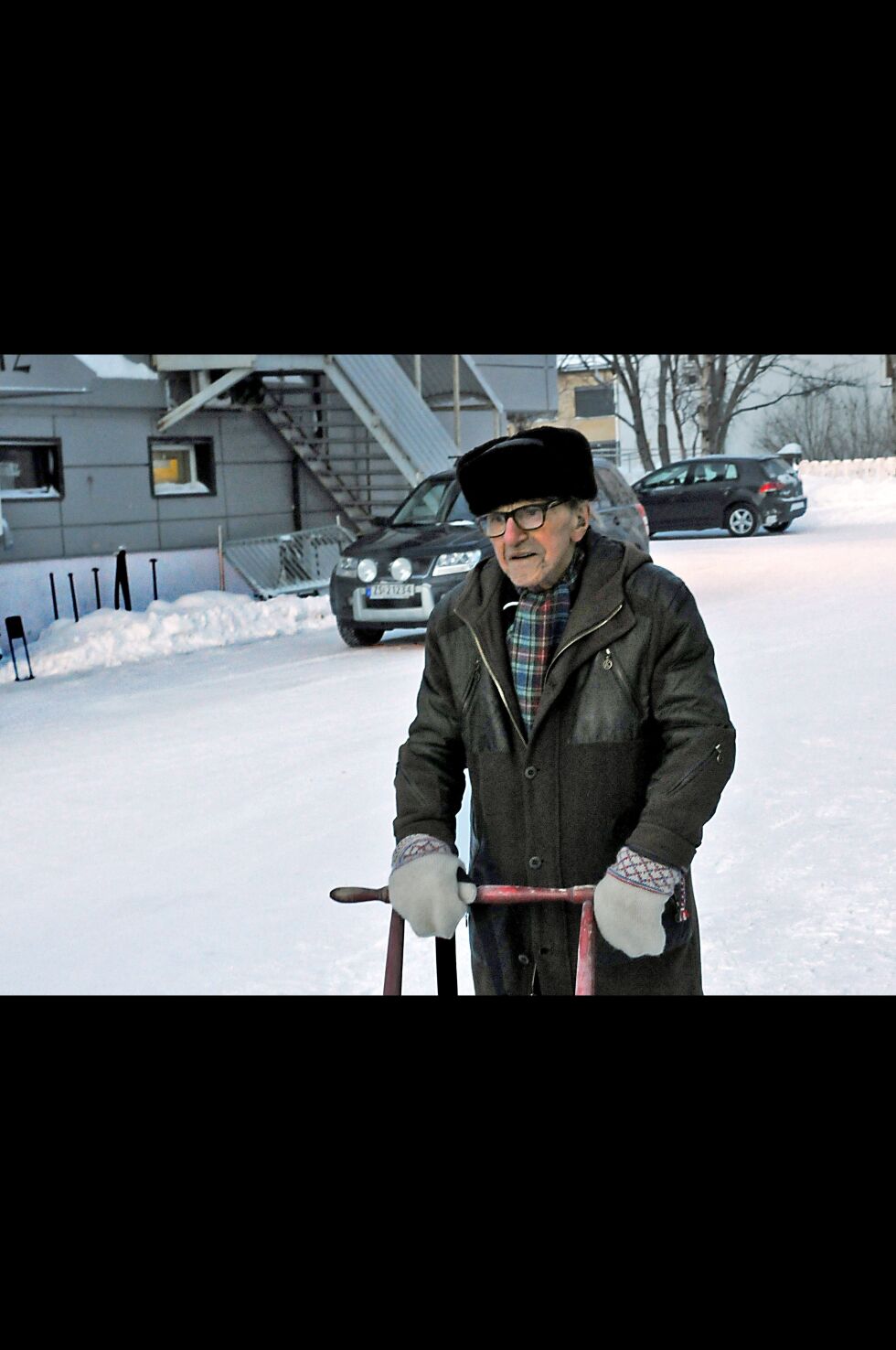 90 år gamle Oskar Hansen i Kirkenes lovpriser sparken, som gjør det lett for ham å dra til byen og handle, uten å styre med bilen.
 Foto: Hallgeir Henriksen