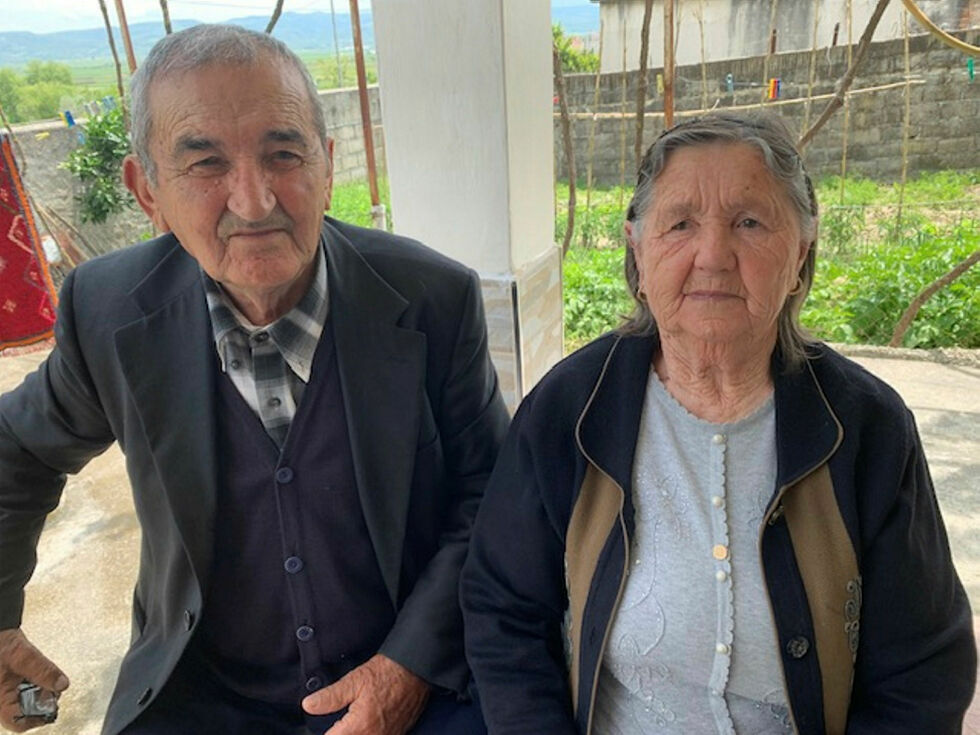 Kristina og Minal Gevveni i arumenerlandsbyen Mekat, forteller om deres historie.
 Foto: Jorunn Eikjok