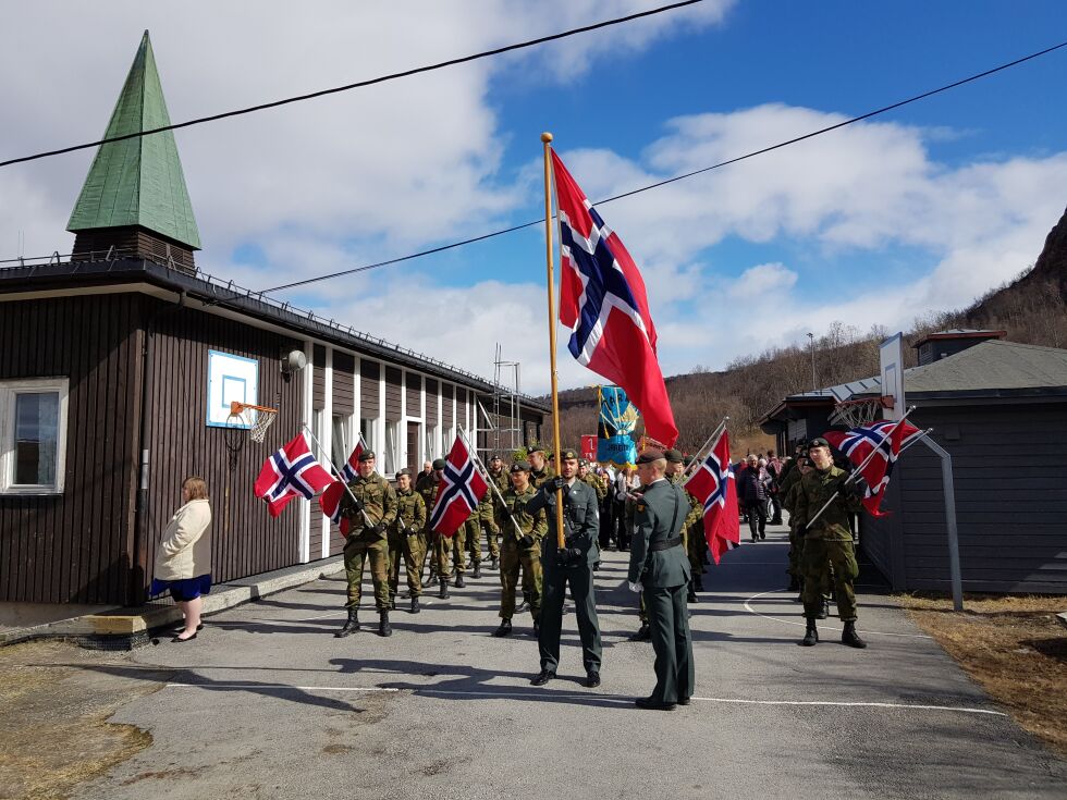 OPPSTILLING: Grensevakta med flaggborg gikk først i toget, og her er det snart klart for avgang.
 Foto: Privat