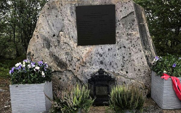 La ned blomster på partisanhjelper-monumentet