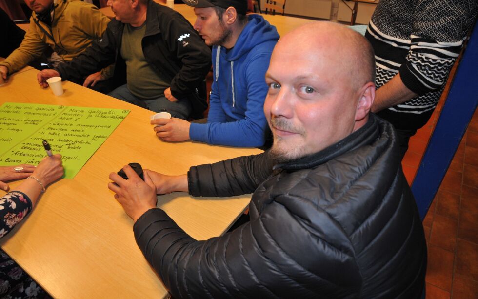 Leder Ole Johnny Jansen i andejaktforeningen Boarri oppfordrer flest mulig til å melde seg på vårjakta på and i Kautokeino, tross det han mener er utrivelig og kriminaliserende overvåking av Statens naturoppsyn. – Det er mange som ikke orker å melde seg på, forteller Jansen. Her er han fotografert under et møte kommunen holdt om vårjakta i høst. Foto: Rita Heitmann.