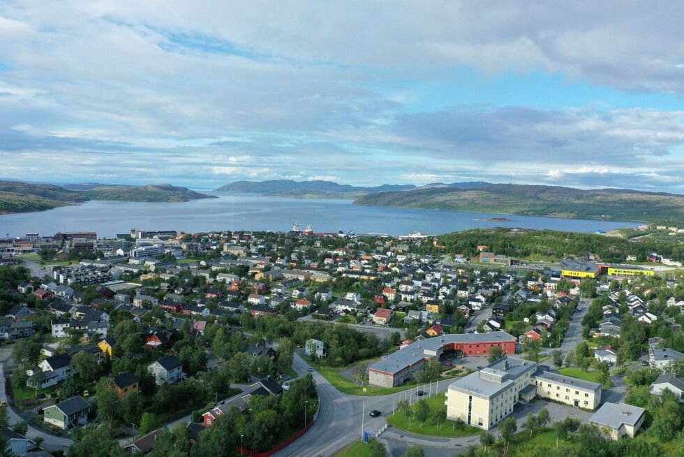 Folketallet i Sør-Varanger ble redusert med 48 personer siste kvartal. Her et bilde fra Kirkenes der det kommer stadig flere boliger for salg fra folk som flytter. Foto: Bjørn Karlsen
 Foto: Bjørn Karlsen