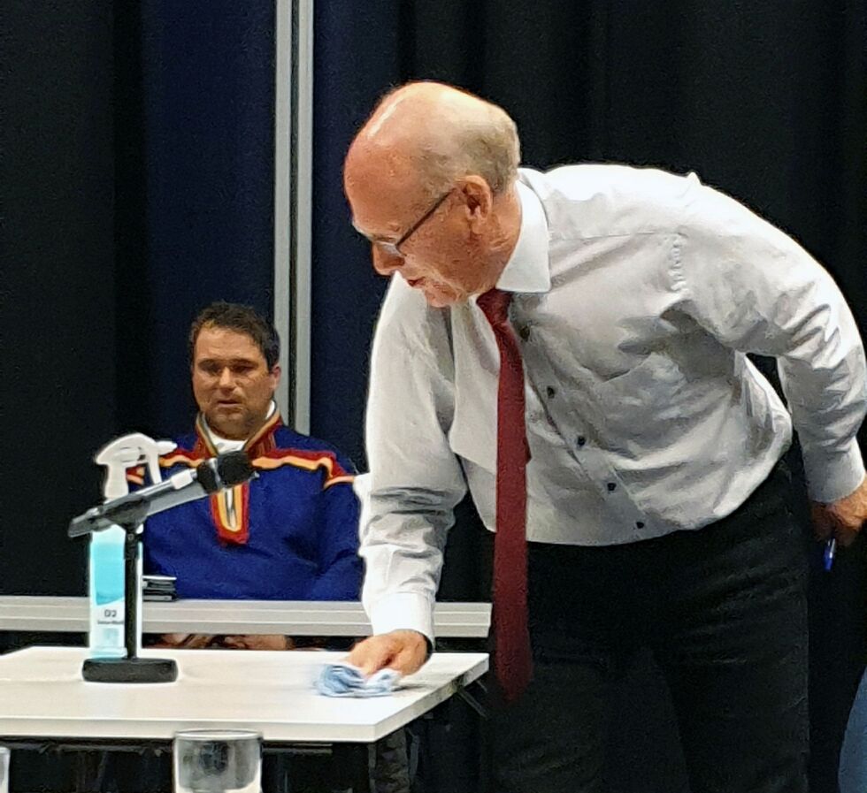 Oppvask etter rettssak. Advokat Oddmund Enoksen svarer Arild Inga. Bildet er fra saken i Vesterålen tingrett, hvor alle vitner på grunnav pandemien måtte vaske vitnebordet etter opptreden der. I bakgrunnen leder i Kanstadfjord Vestre Hinnøy reinbeitedistrikt, Peder Ingar Buljo.
 Foto: Steinar Solaas