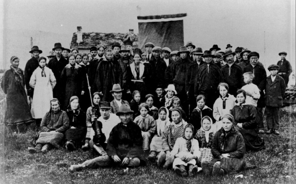 Samelandsmøtet i Bonakas i Tana 10.-12. juli 1920. Sittende foran med hatt, leder i Samenes centralforbund, Klemet Pedersen Solbakken.
 Foto: Lånt fra Aage Solbakk