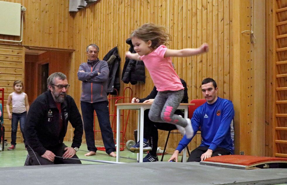 Emma Larsen (6) hopper så langt hun klarer. Lengdemålerne Kjell-Harald Erichsen, Morten Erichsen og Tormod Holti (bak) ser ut til å være imponert.
 Foto: Charles Petterson
