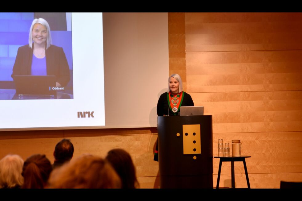Vaino Rensberg frå NRK holdt fore­dra­get «Buerie båeteme Norge Rundtse! Om bruk av sam­iske språk i media, med sør­sam­isk i fo­kus». – Vi må tør­re å dri­te oss ut! men­te hun.
 Foto: Hannah Persen