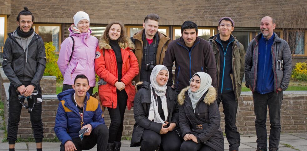 Ni elever fra Japan, Syria og Russland på Svanvik folkehøgskole har denne uka vært på en rundreise i Varanger med lærer Yngve A. Beddari (til høyre).
 Foto: Maria Borch Mitinen, Finnmark fylkeskommune
