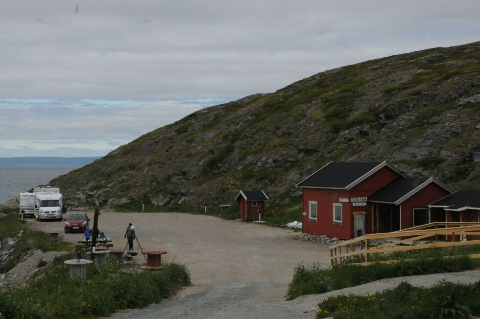 Det krydde ikke akkurat av turister i Bugøynes sist helg, men noen av dem inntok uansett sin lunsj i det fri, til tross for surt vær. Foto: Hallgeir Henriksen