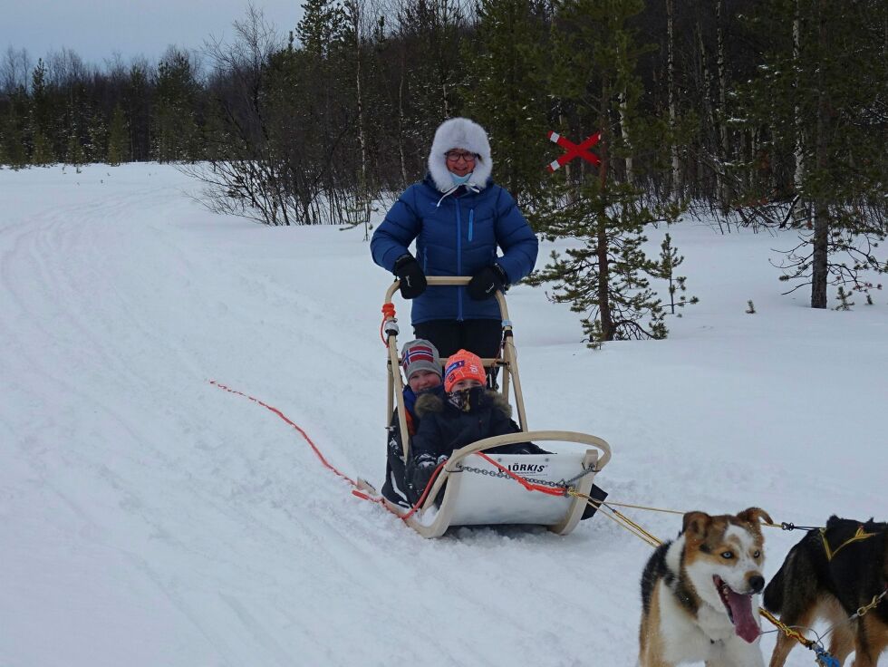 As­si­stent Nina har med seg Bra­ge og Lucas i sle­den sin.
 Foto: Grethe Skauge