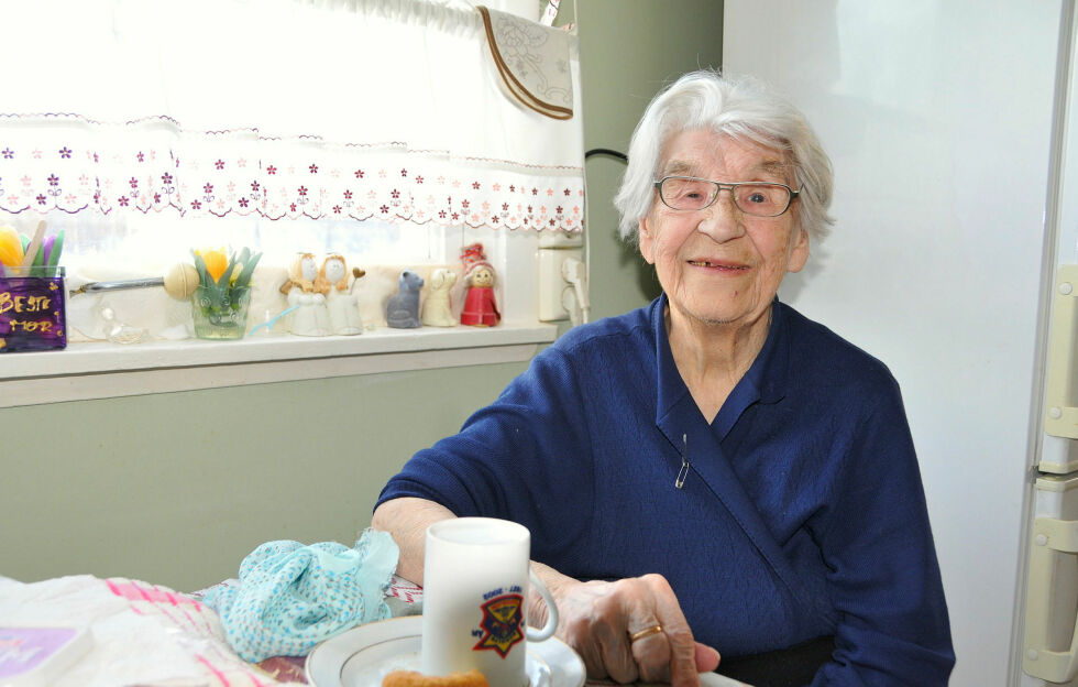 Det begynner å røyne på diverse når man nærmer seg 100 år, men Karen Skoglund har fortsatt humøret i behold.
Foto: Hanne Klemetsen