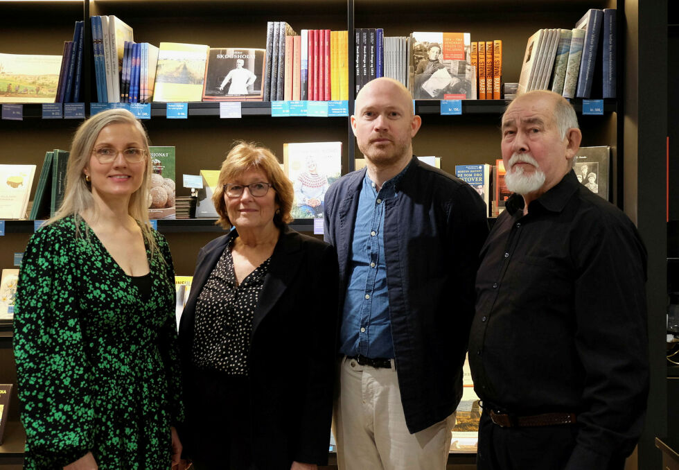 I dag er Mia Krogh (til venstre) avdelingsleder for museet. Her sammen med tidligere museumsleder Sigrid Skarstein, Varanger museums direktør Petter Snekkestad og Tormod Larsen som fra 1989 til 2005 var vaktmester ved museet.
 Foto: Bjørn Hildonen