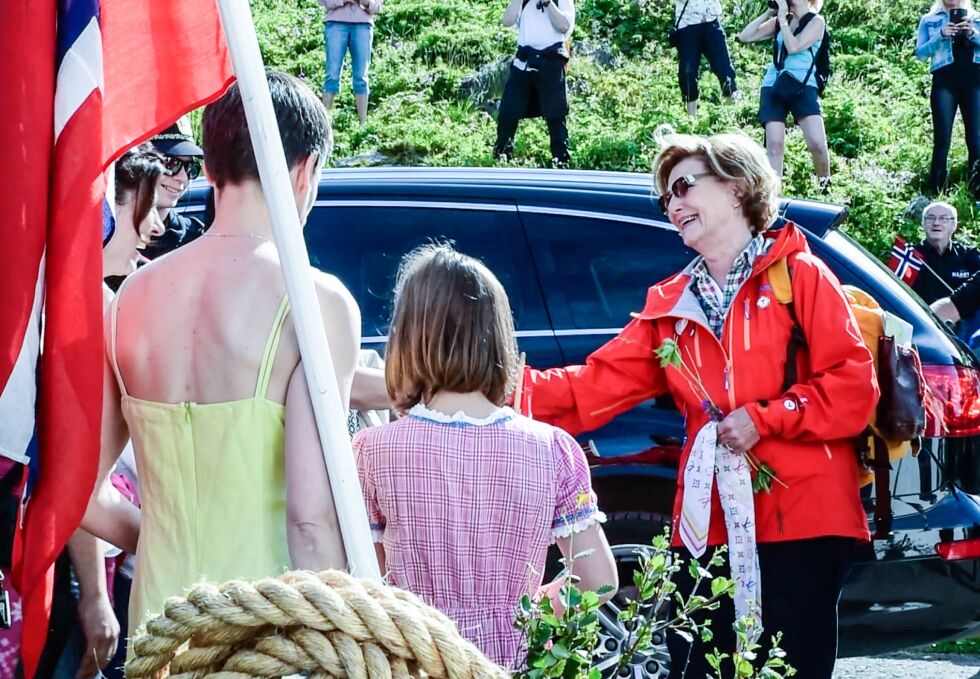 Her hilser dronning Sonja på de frammøtte i Akkarfjord på Sørya, før freden går videre til Gamvik kommune med kongeskipet.
 Foto: Bjørn Egil Jakobsen