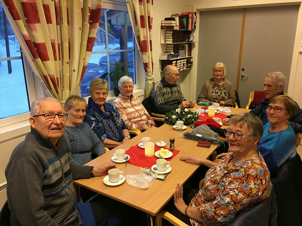 Gjengen fra Bjørnevatn. Fra bordenden nærmest kamera fra venstre ser vi Harald, Randi, Bodil, Turid, Ingeir, Bjørg, Kurt, Gerd og Kirsten.
 Foto: Bente Strømodden