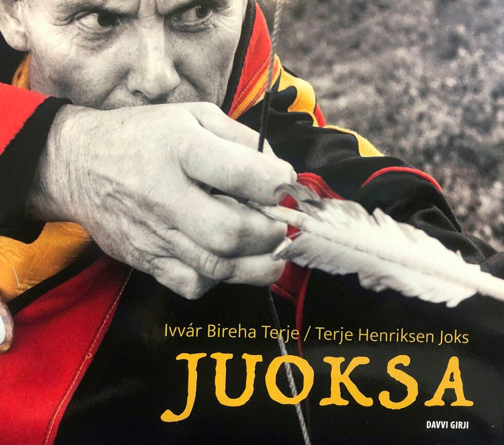 Ivvár Bireha Terje - Terje Henriksen Joks skyter en hvit pil inn i framtiden med 15 enestående joiker på pilspissen.
 Foto: Davvi Girji