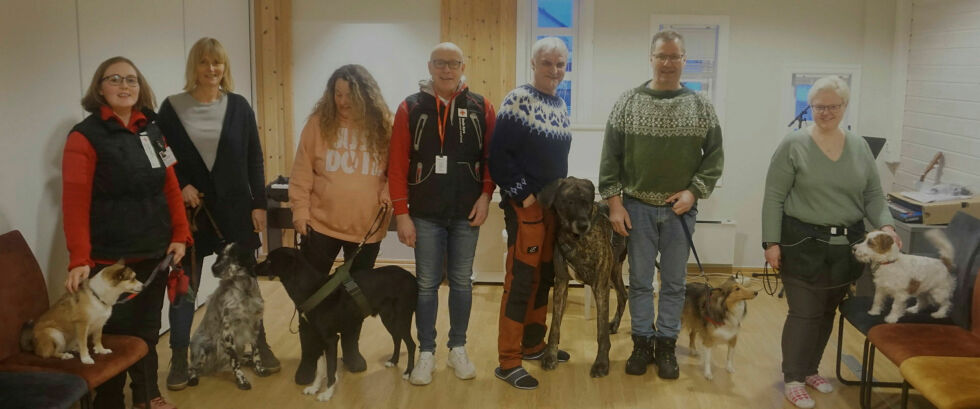 Godt sosialt samvær og nye kunnskaper på kurset for besøksvenner med hund som Røde Kors holdt sist helg i Nordkapp. Fra venstre på bildet instruktør Anne Brith Terland Sahlsten fra Egersund Røde Kors med hunden Athena, Lene Holst med Cito, Jessica Jensen (Hammerfest) med Noor, instruktør Tor Arne Henriksen fra Finnmark Røde Kors, Bernt Harald Jenssen med Yeray, Thorgeir Walsøe med Zita og Iris Anita Jensen med Ekko.
 Foto: Geir Johansen
