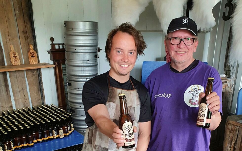 – Det var spennende og lærerikt å se hvordan man kan jobbe med et lokalt marked med lokale produkter, forteller Masternes. På bildet fra venstre Alf Emil Paulsen, Juga mikrobryggeri, og Alf Edvard Masternes, Kunesdagan. 
Foto: Juga mikrobryggeri