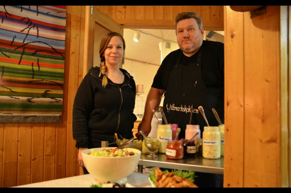 Silje og Jan Hermansen, også kjent som Villmarkskokken, tok veien fra Alta for å g sitt bidrag til årets julebord. Foto Roger Albrigtsen