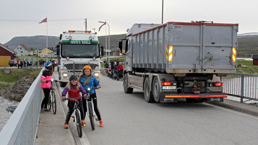 Aksjon Trygg skolevei i Vestre Jakobselv skal tirsdag møte Statens vegvesen for å diskutere utfordringene man har for skolebarna og de myke trafikanter. Bildet er fra en aksjon som ble arrangert i juni.
 Foto: Torbjørn Ittelin