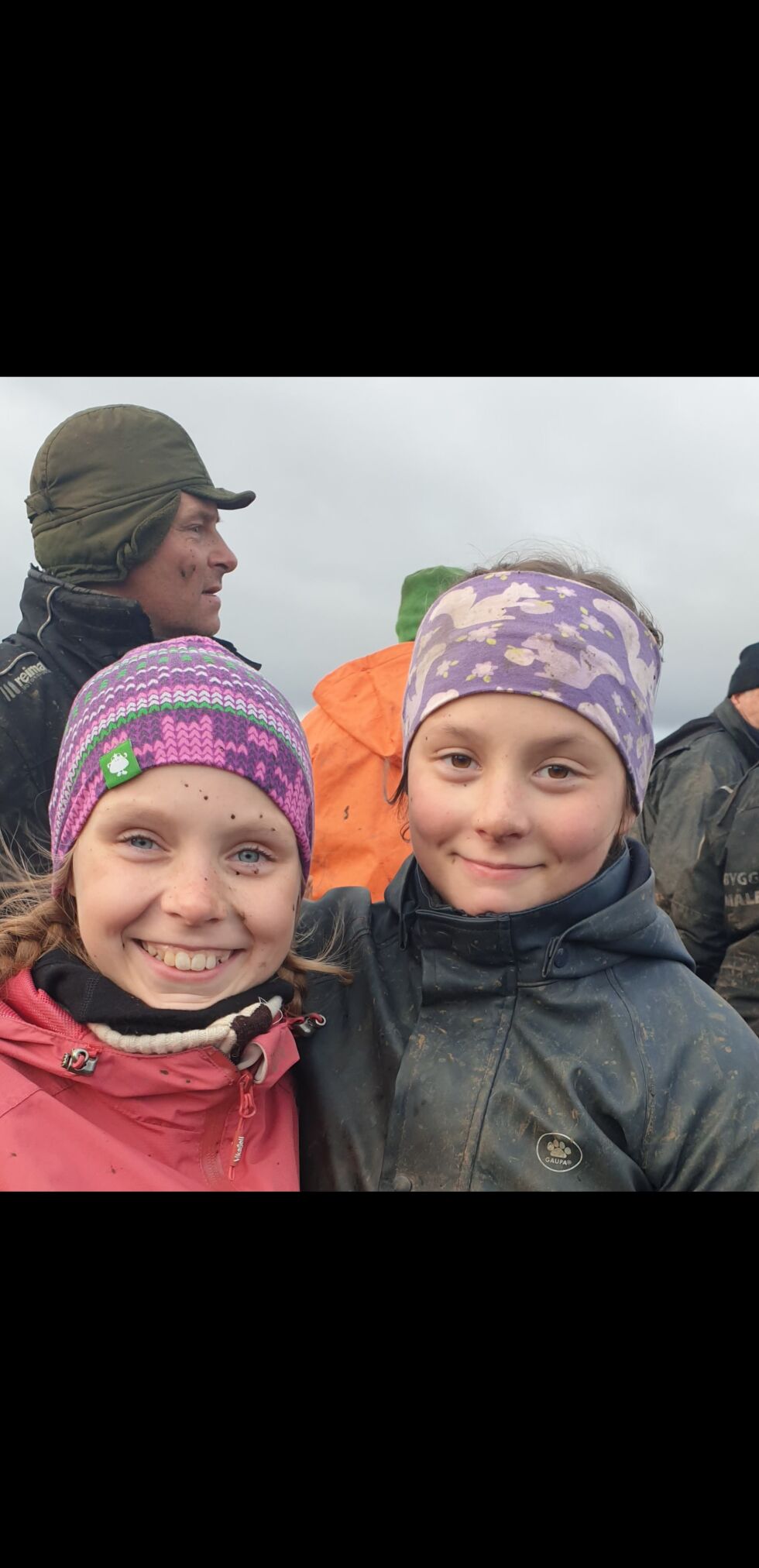 Sara Mariell Porsanger Anti og Sáve Porsanger Malin har fått solgt unna godt med reinskinn etter at de satte opp en plakat på Coop.
 Foto: Privat