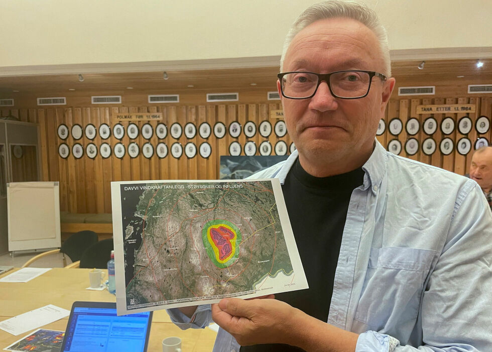 Jon Erland Balto (Sp) tok frem et kart for å vise hvor langt inn i Tana kommune en utbygging i Lebesby vil påvirke.
 Foto: Birgitte Wisur Olsen