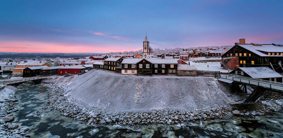 Til høyre i bildet ser man smelthytta hvor kobbermalmen ble smeltet til kobberbarrer som videre ble eksportert. I dag holder Rørosmuseet til i bygget.
 Foto: Cecilie Bergan Stuedal