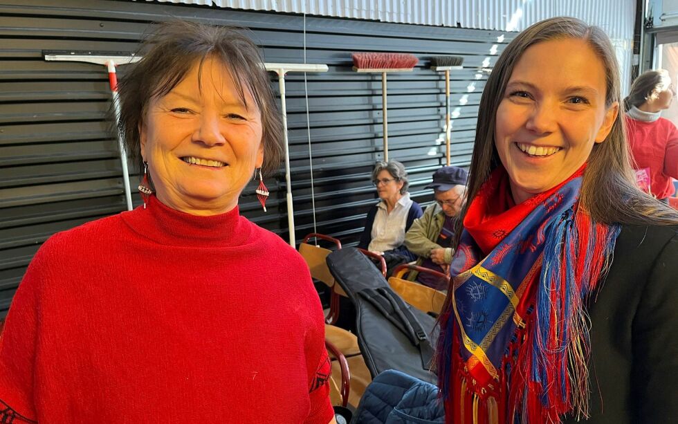 To viktige samiske kulturpersonligheter deltok på Ersfjorddagen, det vil si leder av Foreninga samiske forfattere, Irene Larsen, samt joiker Anette Busk.
 Foto: Elin Wersland