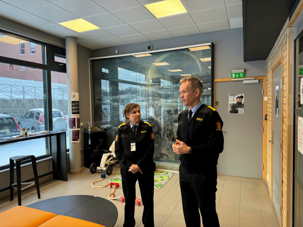 Politimester i Finnmark Ellen Katrine Hætta og politidirektør Håkon Skulstad oppfordret allmennheten til å melde fra til politiet om de ser noe mistenkelig.
 Foto: Birgitte Wisur Olaen