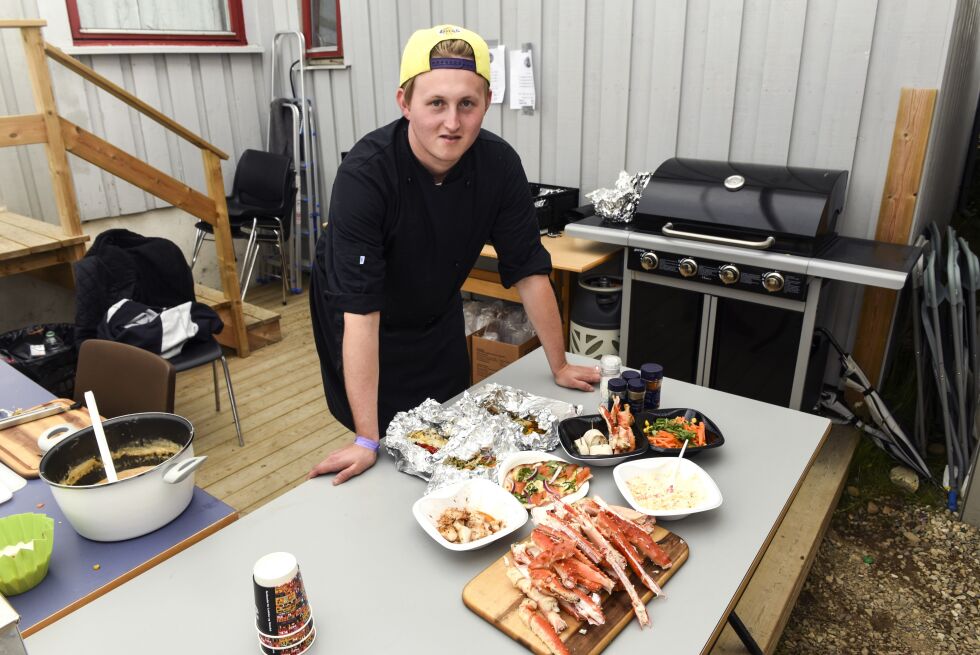 Barn og unge fikk prøve å lage maten selv og deretter spise den. Kokk Sander Nymo Johnsen sier tilbudet var en stor suksess.
Foto: Sigurd Schanke