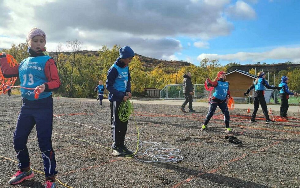 Elice Bergmo Store fra Nesseby IF (nærmest) og Per Jørgen Turi fra Ilar konkurrerte for første gang i løp med lassokasting. Begge gjorde en kjempeinnsats i både løping og lassokasting.
ALLE FOTO: PRIVAT