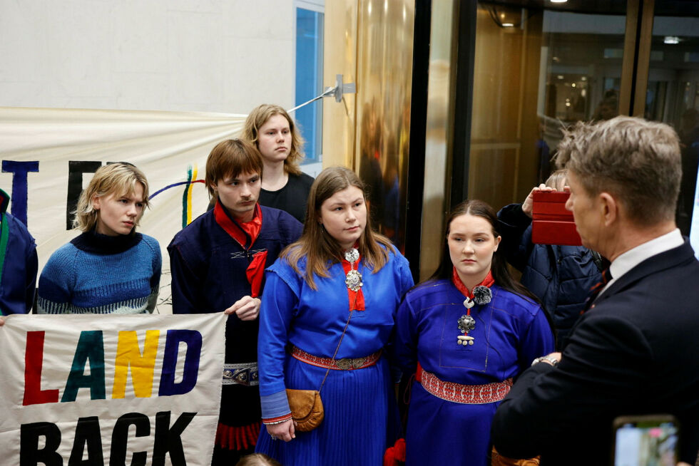 Olje- og energiminister Terje Aasland (Ap) står på sitt. Bildet er fra aksjonen utenfor regjeringsbyggene i månedsskiftet februar-mars. Fra venstre Gina Gylver, Mihkkal Hætta, Ole Dolmseth, Elle Rávdná Näkkäläjärvi og Elle Nystad.
Foto: Rasmus Madsen Berg