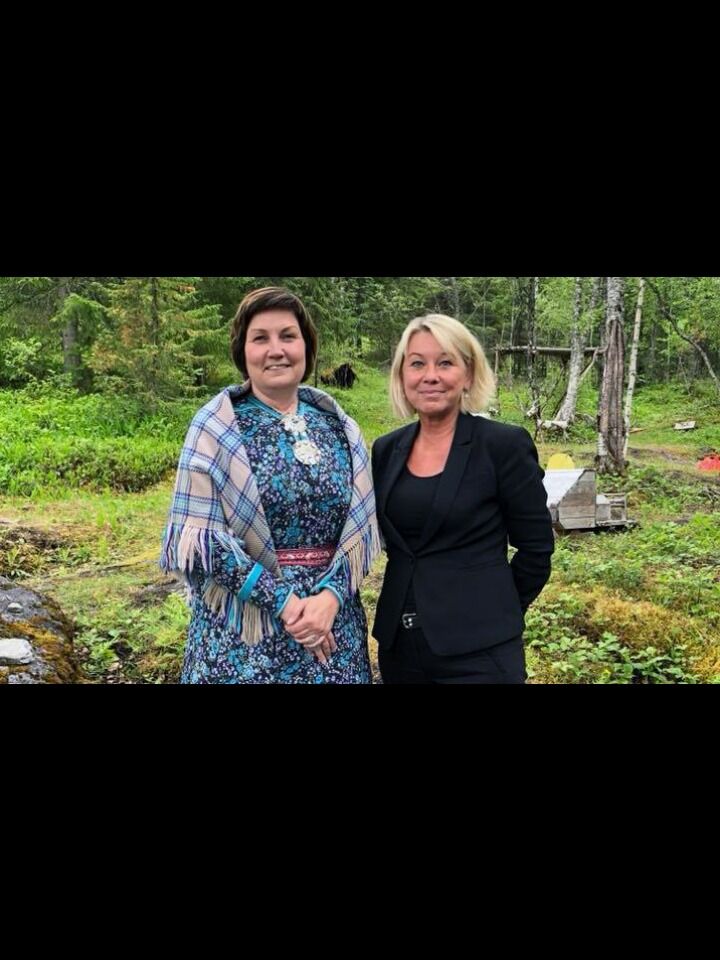 Sametingspresident Aili Keskitalo sammen med «sameminister» Monica Mæland. I november møter de sine respektive kolleger fra Sverige og Finland, og da skal Gollegiella - nordisk samisk språkpris deles ut. Bildet er fra det halvårlige møtet mellom sametingsrådet og kommunal- og moderniseringsministeren, som i juni fant sted i Snåsa.