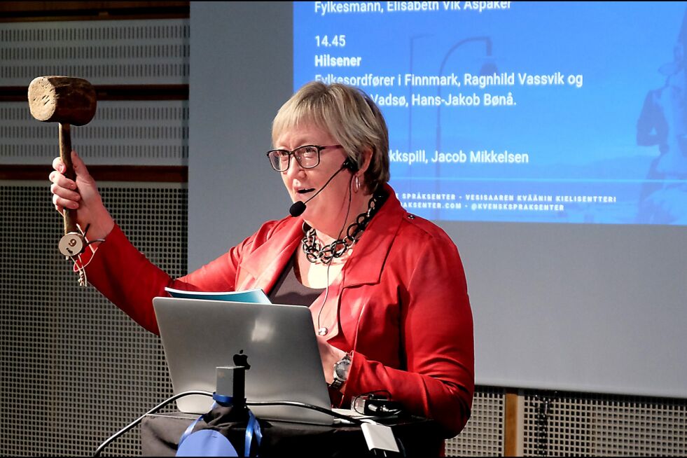 Fylkesmann Elisabeth Vik Aspaker fikk gleden av å forta den offisielle åpningen av Kvensk språksenter i Vadsø.
 Foto: Bjørn Hildonen
