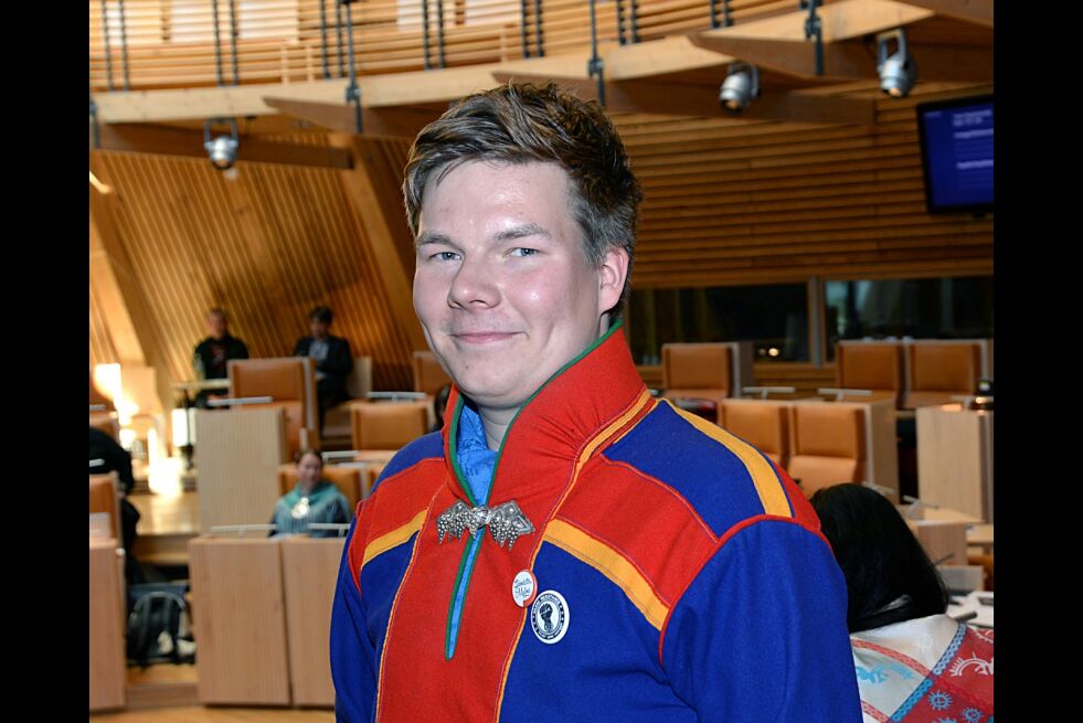Leder for NSRs ungdomsutvalg Ánde Trosten inviterer en del av de norske ungdomspartiene til Sametinget.
 Foto: Steinar Solaas