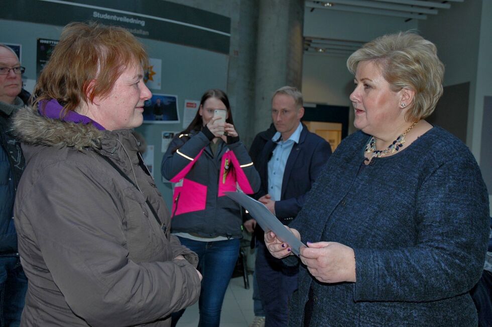 ForFinnmark-leder Randi Karlstrøm troppet opp for å be statsminister Erna Solberg stanse sammenslåingen mellom Troms og Finnmark, da Solberg besøkte Alta. Solberg lovet svar.
 Foto: Rita Heitmann