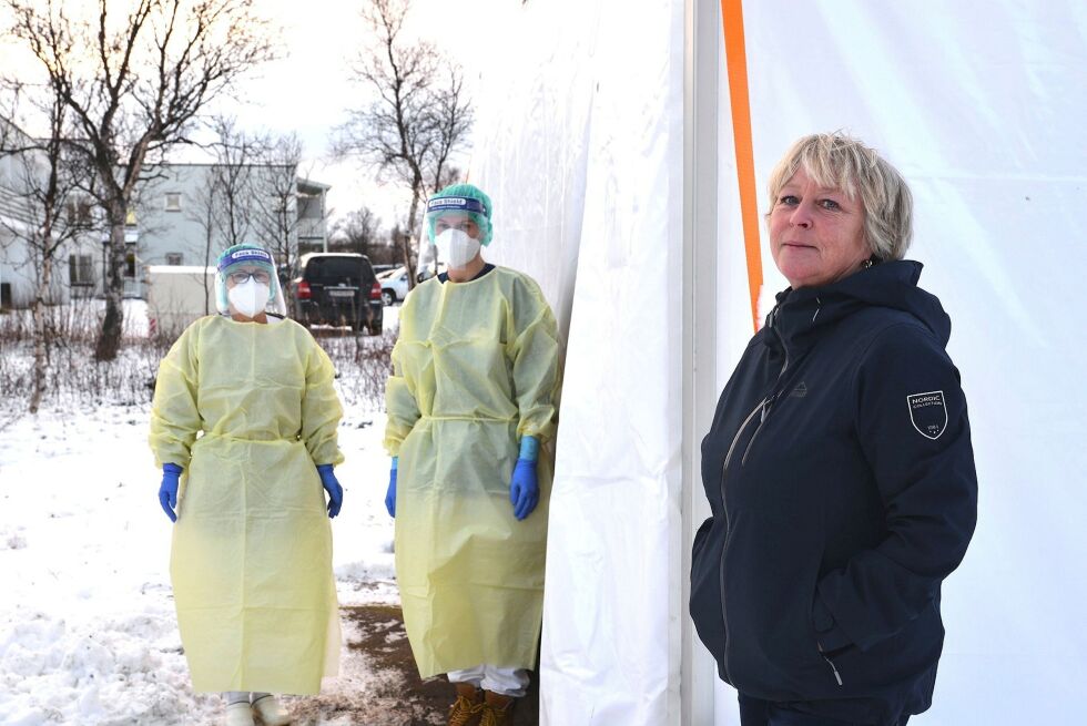 – Nå gjelder 2-meters avstand, sier Bente Moen (uten verneutstyr) foran det oppvarmede teltet der Marit Andersen Eira (t.v.) og Mona Hellner fra legestasjonens laboratorium har en lynpause i covid-19-testingen mandag.
 Foto: Sonja E. Andersen