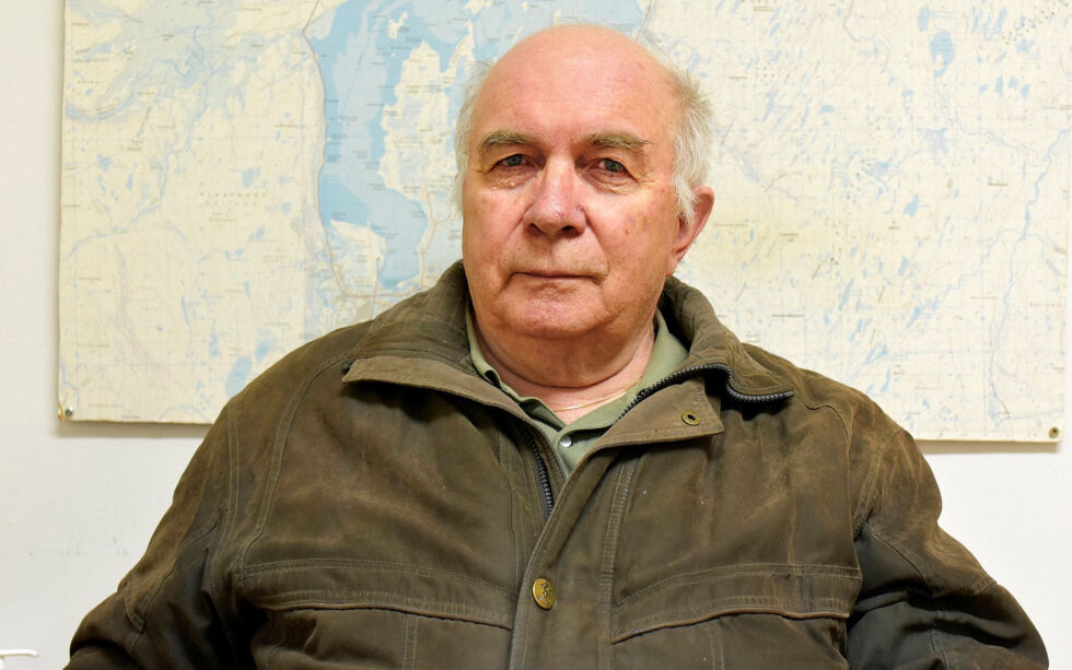 Hans Richard Hansen fra Lakselv er oppgitt over at Porsanger kommune krever betaling for en feietjeneste de ikke utfører.
 Foto: Irene Andersen