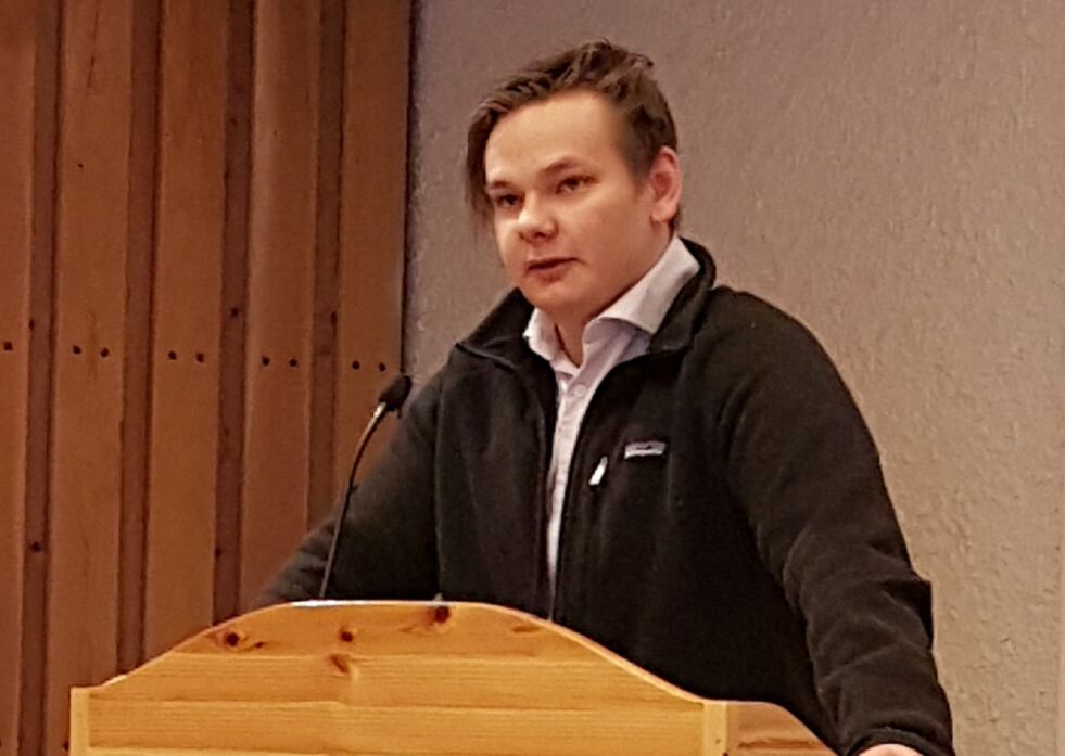 Maksim Guttormsen i Tana Senterungdom etterlyser større engasjement fra Tana kommune angående en felles norsk/finsk skole i Sirma.
 Foto: Privat