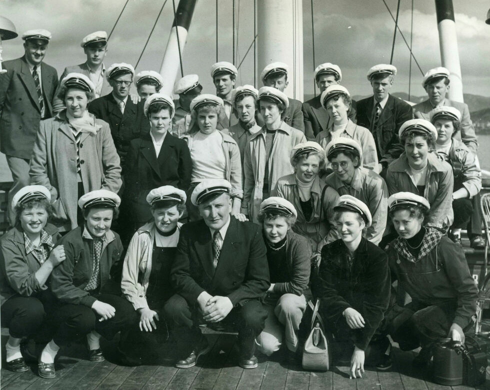 Det ble tatt gruppebilde av Nordvågen sangforening om bord i hurtigruta.
Første rekke fra venstre Pauline Jensen, Ragnhild Nilsen, Gerd Markussen, dirigent Aksel S. Mauno, Herbjørg Simonsen, Gerd Hansen Koberg og Gudveig Albertsen.
Andre rekke fra venstre Else Mauno Olsen, Ingebjørg Økland og Gerd Johansen.
Tredje rekke fra venstre Emly Johansen, Tone (Anthone) Johansen, Junn Johansen, Eldrid Kristiansen, Margot Berg, Astrid Mauno og Jorunn Eriksen.
Bakerste rekke fra venstre Arne Thorsteinsen, Jens Johansen, Ragnar Johansen, Atle Sivertsen, Viktor Hansen Koberg, Kristen Walsøe Nicolaisen, Kåre Hansen, Arne Mauno, Johan Eriksen og Ivar Hansen.
Foto: Museene for kystkultur og gjen