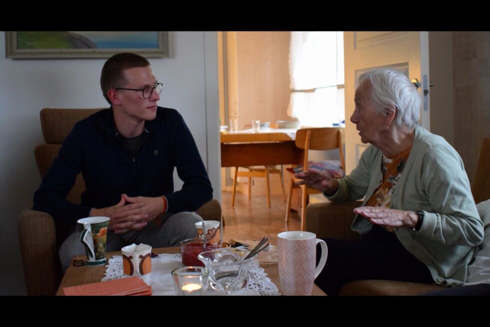 Alle de frivillige fikk æren av å møte Amalie Mikalsen, som fortalte om sine opplevelser som barn i Kokelv under krigen, og om tvangsevakueringen.
 Foto: Aksjon soningstegn fredstjeneste
