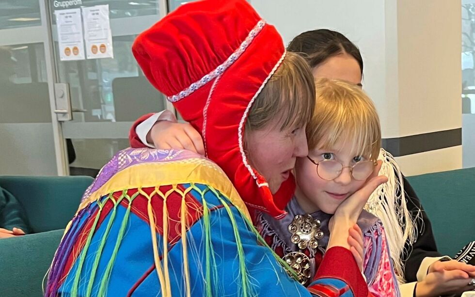 Lill-Tove Fredriksens datter, Álet, som hun har med joi­ker og før­s­te­ama­nu­en­sis Án­de Som­by, joi­ket i an­led­ning mo­rens boklanse­ring. Etterpå fikk hun en god klem.
 Foto: Elin M. Wersland