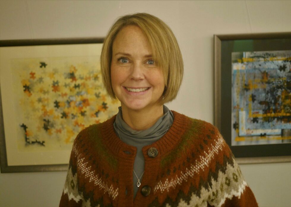 Erica Edstrom Haugli er takknemlig for at hun nå kan ha visning og julesalg av bilder i sitt nye atelier og galleri. Foto: Geir Johansen