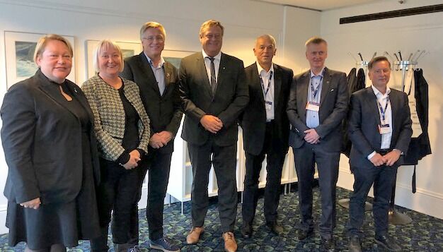 Utsendingene fra både Øst- og Vest-Finnmark regionråd møtte den nye fiskeriministeren i Trondheim. Fra venstre Bente Olsen Husby, daglig leder av Vest-Finnmark regionråd, Eva Husby, ordfører Hasvik, Robert Jensen, ordfører i Vardø og styreleder i Øst-Finnmark regionråd, fiskeriminister Harald T. Nesvik, Geir Knutsen, ordfører i Båtsfjord, Bjørn Tore Sjåstad, havnesjef Berlevåg og Trond Haukanes, daglig leder i Øst Finnmark regionråd.
 Foto: Øst-Finnmark regionråd