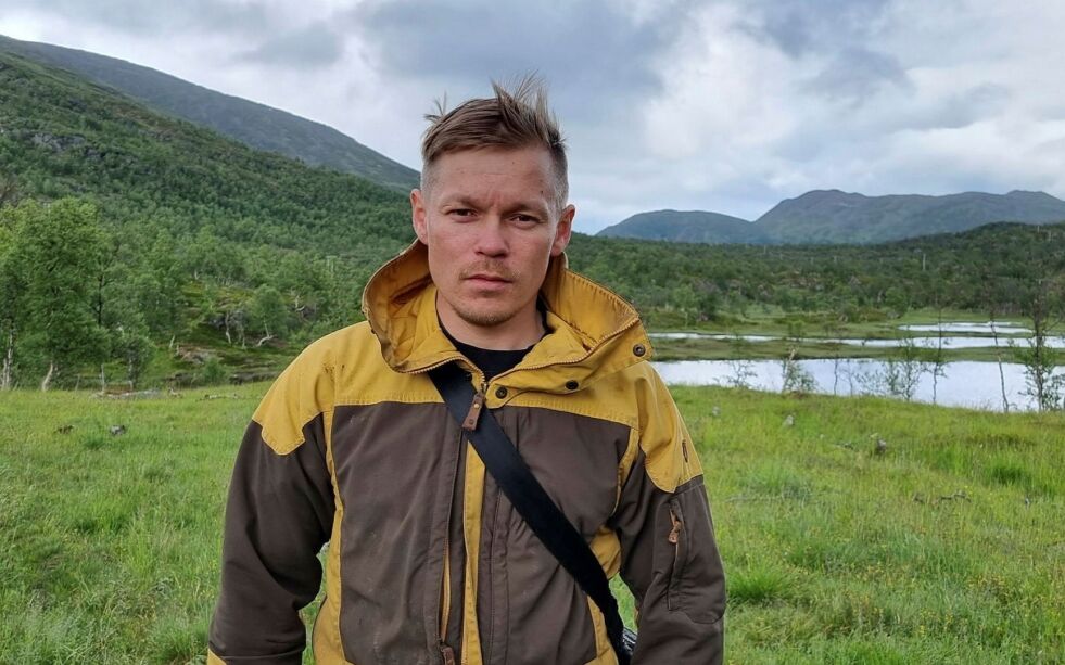 John Ánte Oskal mener seg dårlig behandlet av Kautokeino kommune, etter at han søkte tomt i Beazedievvá.
– Jeg fikk ikke noen god begrunnelse, sier Oskal, og mener at kommunen har hatt en useriøs saksbehandling. Her er han i Øksfjord, ved sommerbeitet. Foto: Privat.