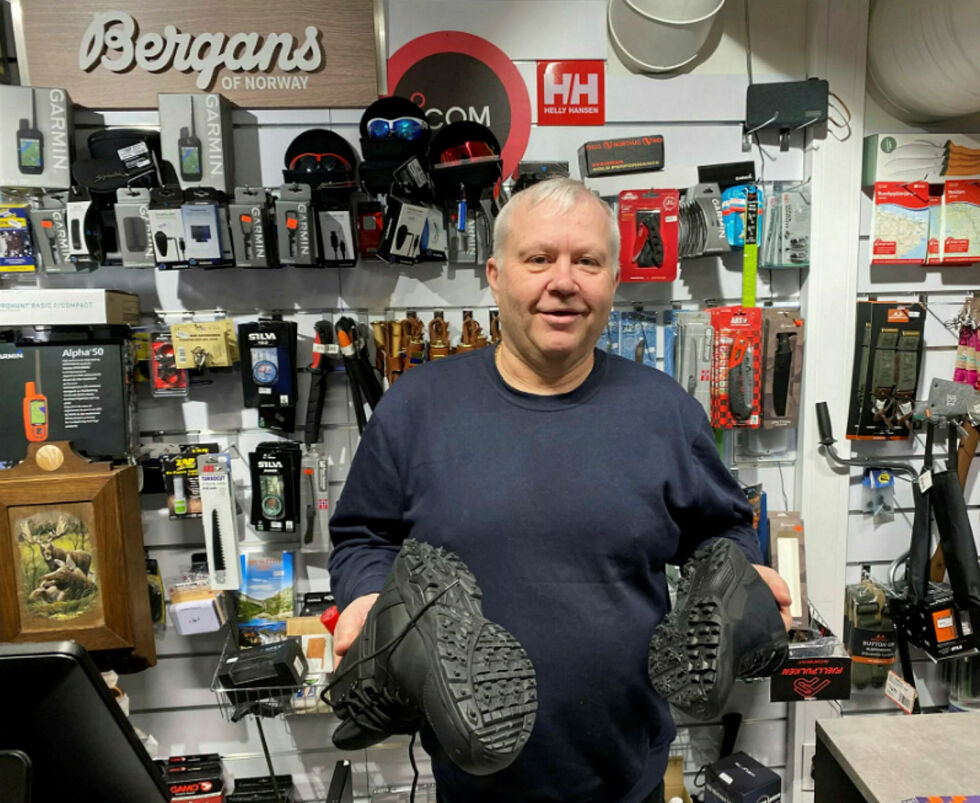 Odd Rune Berg forteller om god omsetning til tross for økonomiens tilstand.
 Foto: Hallgeir Henriksen