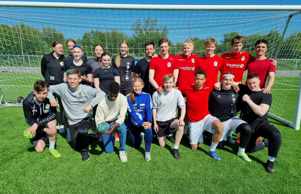 Elever ved idrettslinja ved Vadsø videregående skole har brukt de siste dagene av skoleåret til å ta første trinn på trenerstigen innen henholdsvis håndball og fotball.
 Foto: Torbjørn Ittelin
