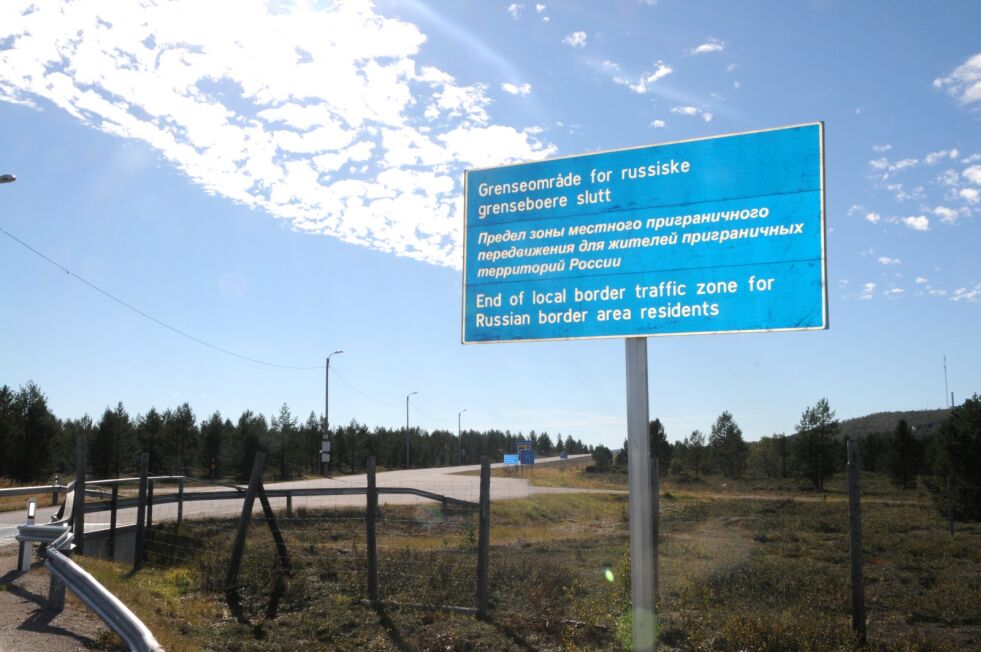 Grenseboerskiltet er nå flytta helt inn til den finske grensa øverst i Neiden.
 Foto: Hallgeir Henriksen