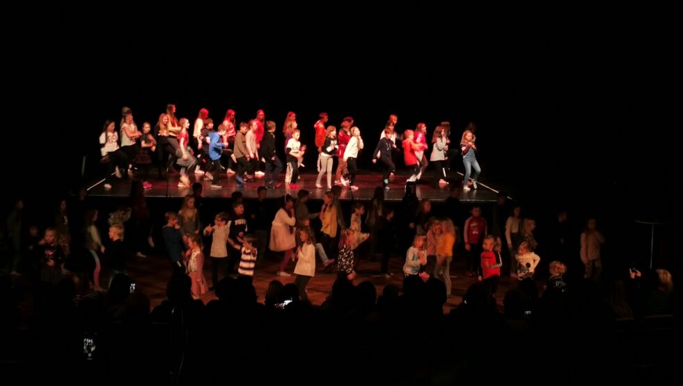 Første til og med sjuendeklasse danser til Keiino under forestillingen på Lakselv barneskole.
 Foto: Kristin Humstad