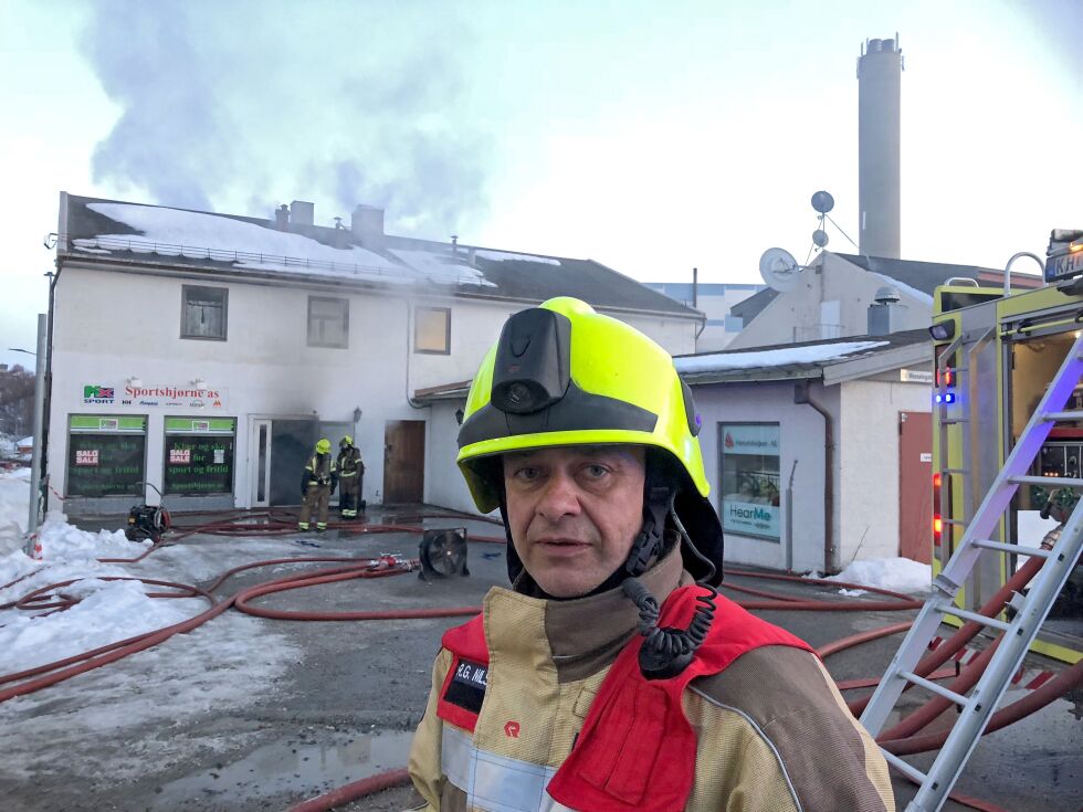 Utrykningsleder Rolf Gunnar Nilsen sier at brannvesenet var på plass etter tre minutter, og at slukkinga gikk greit, sjøl om hele tre røydykkerlag var i aksjon.
 Foto: Hallgeir Henriksen